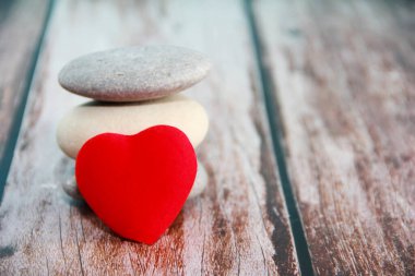 Gri taşlarda kırmızı kalp