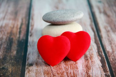 Gri taşlarda kırmızı kalp