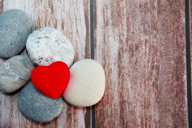 Gri taşlarda kırmızı kalp