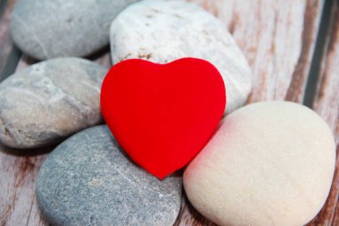 Gri taşlarda kırmızı kalp