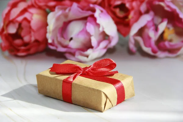 Розовые Тюльпаны Подарочная Коробка — стоковое фото