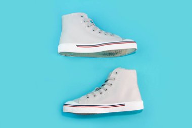 Antalya, Türkiye, 26 Ocak 2022. Bağcıklı gri kış spor botları