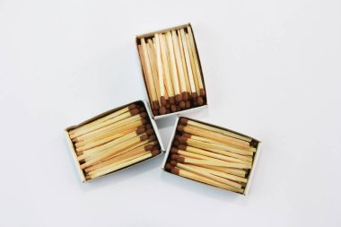 Tahta kibrit, kağıt kutuda ateş yakmak için.