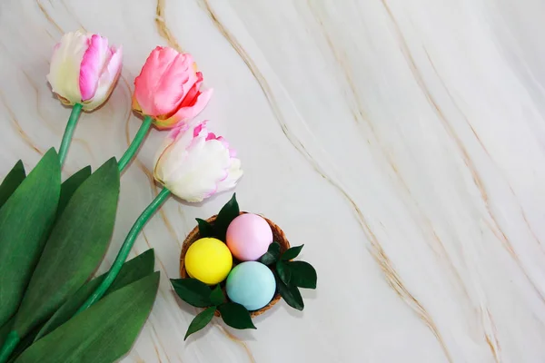 Colorful Easter Eggs Pink Tulips — Stock Photo, Image