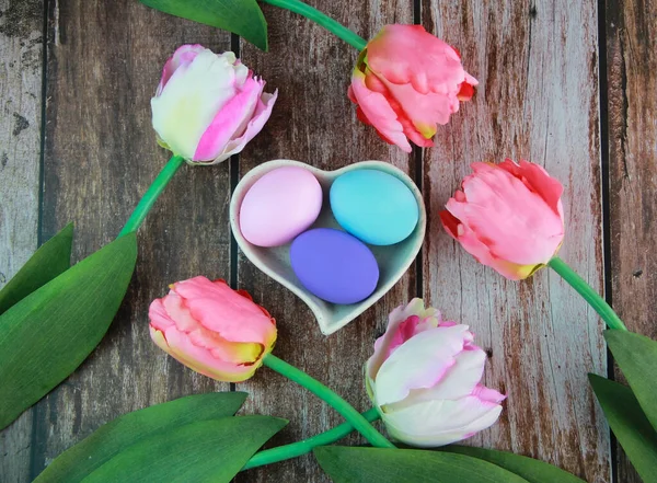 Цветные Пасхальные Яйца Розовые Тюльпаны — стоковое фото