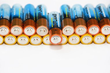 Antalya, Türkiye, 27 Ocak 2022. Cihazların elektrik yükü için küçük alkali piller