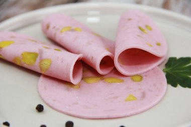 Tabağında fıstık olan yuvarlak et parçaları.