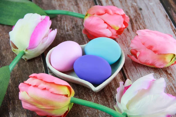 Красочные Пасхальные Яйца Цветы Розовые Тюльпаны — стоковое фото