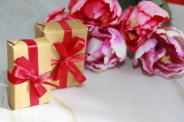 Розовые Тюльпаны Подарочные Коробки — стоковое фото