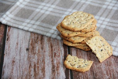 Kimyon ve kinoa tohumlu gevrek diyet krakerleri.