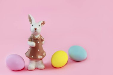 Renkli Paskalya yumurtaları ve seramik dekoratif tavşan.