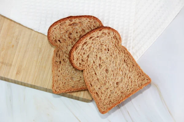 Kwadratowe Plastry Tostowego Ciemnego Chleba Żytniego — Zdjęcie stockowe