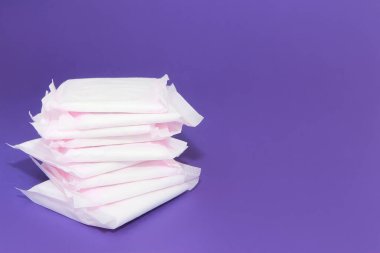 Mor arka planda izole edilmiş kadın regl pedleri. Kadın hijyen ürünleri..