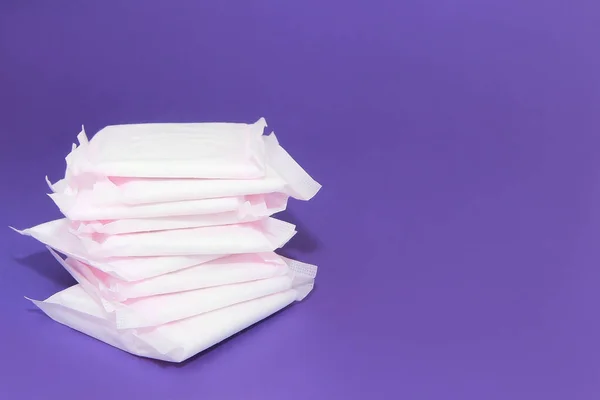 Almohadillas Sanitarias Menstruales Las Mujeres Aisladas Sobre Fondo Morado Muy — Foto de Stock