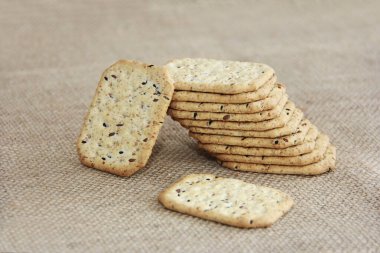 Kimyon ve kinoa tohumlu kuru diyet krakerleri.