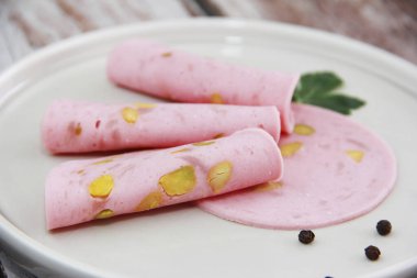 ince dilimlenmiş et sosisi parçaları.