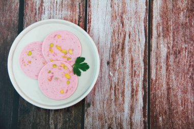 ince dilimlenmiş et sosisi parçaları.