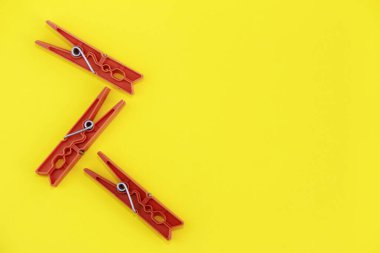 Çamaşırları kurutmak için plastik mandallar.