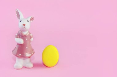 Sarı Paskalya yumurtası ve seramik tavşan