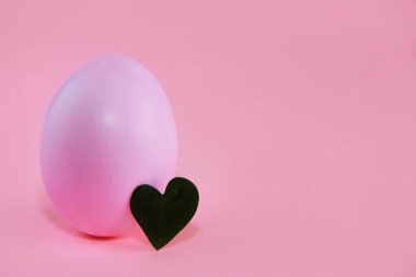 Dekoratif pembe paskalya yumurtaları