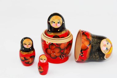 Antalya, Türkiye, 25 Şubat 2022. Çiçek desenli geleneksel Rus tahta bebek matryoshka