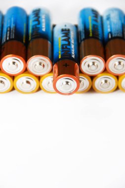 Antalya, Türkiye, 10 Ocak 2022. Elektrik yükü için küçük alkali piller