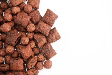 Kuru çocukların çikolatalı kahvaltısı, toplar ve yastıklar kapanıyor.