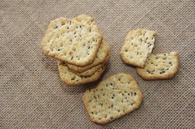 Kimyon ve kinoa tohumlu gevrek diyet krakerleri.