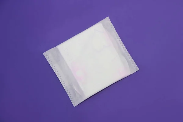 Женская Гигиенические Белые Прокладки Менструации Фиолетовом Фоне Peri — стоковое фото