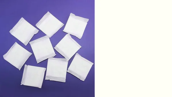 Almohadillas Blancas Higiénicas Femeninas Para Menstruación Sobre Fondo Morado Muy — Foto de Stock