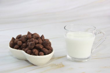 Çocuklar için çikolatalı kahvaltı yastık şeklinde ve kupa içinde süt.