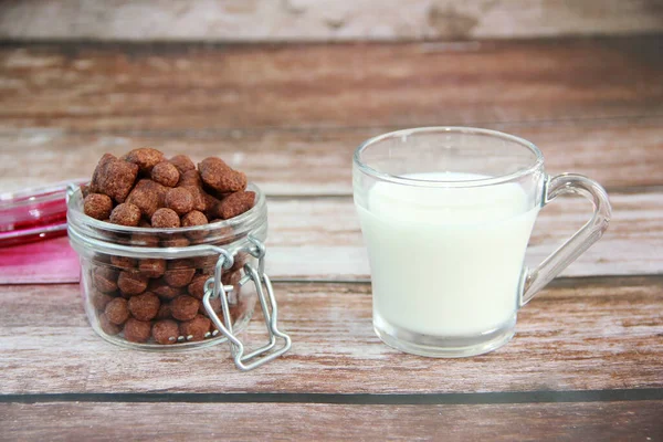 Schokoladenfrühstück Für Kinder Form Von Kissen Und Milch Becher — Stockfoto