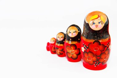 Antalya, Türkiye, 25 Mayıs 2022. Geleneksel Rus tahta oyuncakları Çiçek desenli Matrioshka Bebekleri