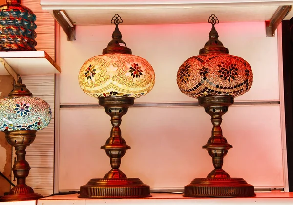 Παραδοσιακά Ανατολίτικα Στρογγυλά Φωτιστικά Ένα Μοτίβο Από Χρωματιστά Κεραμικά — Φωτογραφία Αρχείου