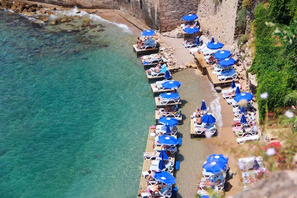 Summer Beach Sea Vacationers Sun Loungers Blue Umbrellas — Stock Photo, Image