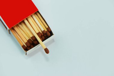 Tahta sarısı kibritler, kağıt bir kutunun içinde kükürt ateşleme için.