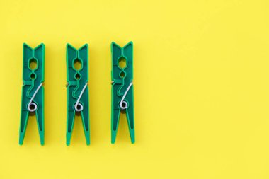 Çamaşırları ipe sıkıştırmak için plastik mandallar.