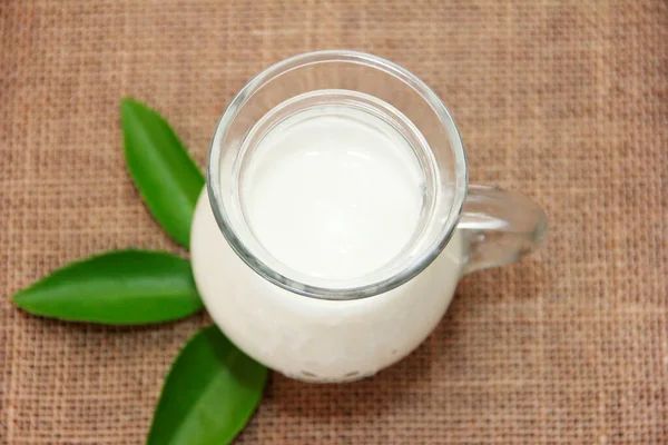 Weißes Fermentiertes Milchgetränk Ayran Einem Durchsichtigen Glasbecher Form Einer Kanne — Stockfoto