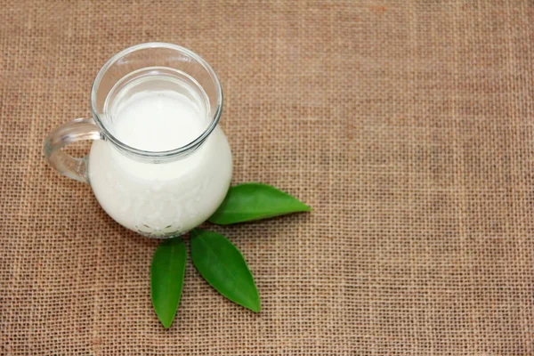 Bebida Leche Fermentada Blanca Ayran Una Taza Vidrio Transparente Forma —  Fotos de Stock