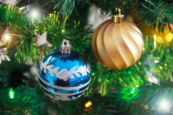 Χριστουγεννιάτικη Διακόσμηση Δέντρο Λαμπερό Στρογγυλό Εορταστικές Μπάλες — Φωτογραφία Αρχείου