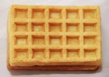 Gri mermer arka planda kare şeklinde tatlı flüt Belçika waffleları