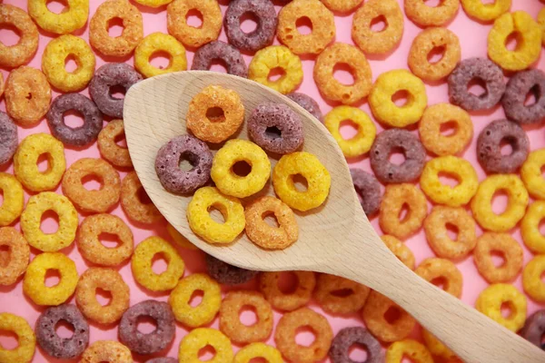 Suché Dětské Sladké Snídaně Barevné Kroužky Dřevěné Lžíci Růžovém Pozadí — Stock fotografie