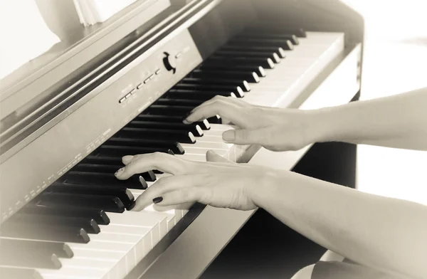 Női Kéz Játszik Dallamot Fehér Fekete Zongora Billentyűket — Stock Fotó