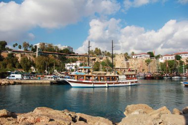 Akdeniz limanında çeşitli eğlence tekneleri