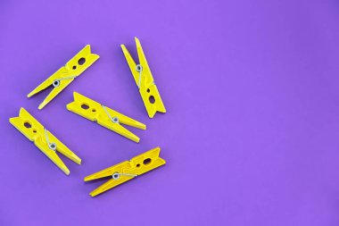 Bağlamak için plastik mandallar. Temiz çamaşırları iple yıkamak için.