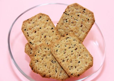 Beslenme için siyah kimyon tohumları ve kinoa içeren kuru kare krakerler