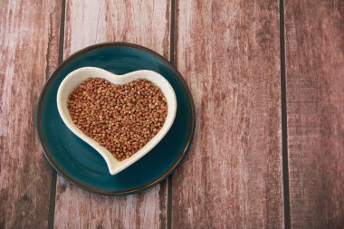 Dekoratif cam tabakta kahverengi küçük karabuğday taneleri