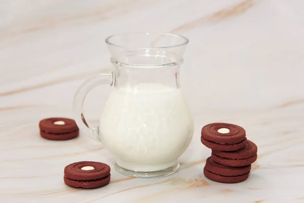 Белый Ферментированный Молочный Напиток Айран Прозрачной Стеклянной Кружке Шоколадное Печенье — стоковое фото