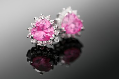 pembe elmas küpe
