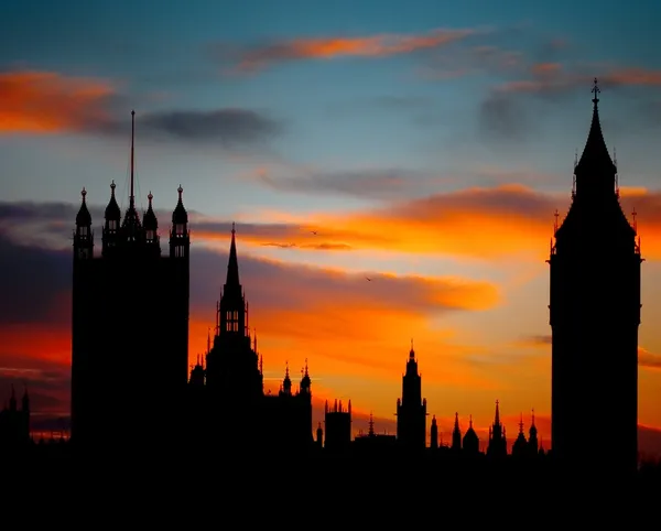 Sonnenuntergang über den Häusern des Parlaments — Stockfoto